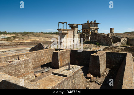 Beschädigte Gebäude in São Domingos Mine, eine verlassene Tagebau-mine in Mértola, Alentejo, Portugal. Stockfoto