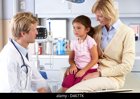 Mutter und Kind Besuch Arztpraxis Stockfoto