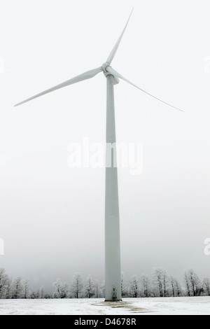 Windkraftanlage in einer Winterlandschaft der Landschaft Süd-Ontario, Kanada Stockfoto