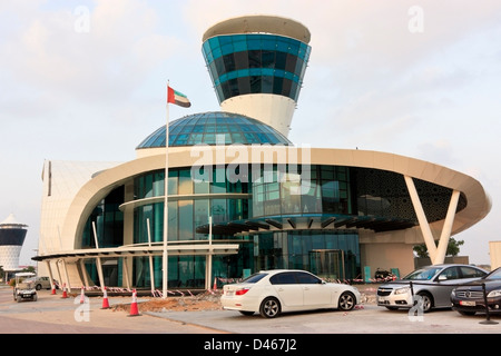 Yas Marina Kontrollturm und Büro, Yas Island, Abu Dhabi, Vereinigte Arabische Emirate Stockfoto