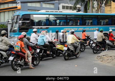 Schwerverkehr in Ho-Chi-Minh-Stadt mit Roller Stockfoto