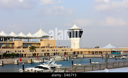 Yas Marina und der Marina Kontrollturm, Yas Island, Abu Dhabi, Vereinigte Arabische Emirate Stockfoto