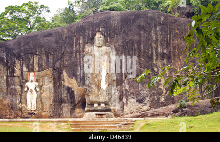 STEIN BUDDHA AN BUDURUWAGALA DAS HÖCHSTE GEBÄUDE IN SRI LANKA GEZEIGT MIT DREI FIGUREN VON AVALOKITESHVARA, TARA UND PRINZEN SUDHANA GESCHNITTEN Stockfoto