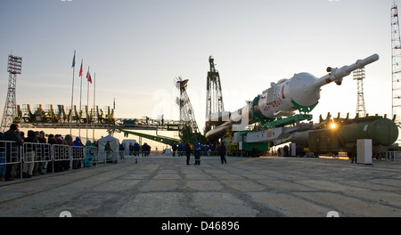 Expedition 29 Besatzungsmitglieder, darunter NASA-Astronaut und russische Kosmonauten, bereiteten sich auf den Start zur Internationalen Raumstation vom Baikonur Cosmodrome vor. Die Sojus TMA-22-Raumsonde der Besatzung wurde vor dem Start der Mission für die Vorbereitung des Fluges eingesetzt. Stockfoto