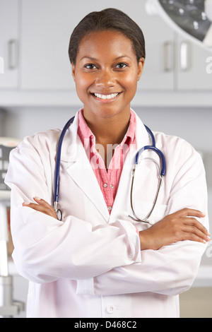 Porträt der Frau Doktor In Arztpraxis Stockfoto