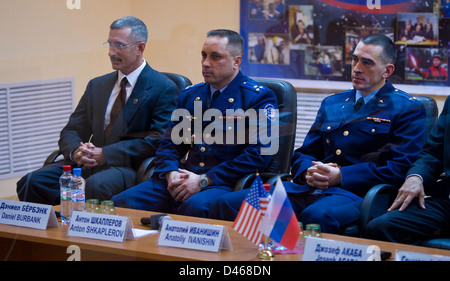 Mitglieder der Expedition 29, darunter Anton Schkaplerow und Anatoly Iwanishin, werden vor ihrer Mission zur Internationalen Raumstation auf dem Kosmodrome Baikonur in Kasachstan letzten Vorbereitungen unterzogen und vor dem Flug kontrolliert. Stockfoto