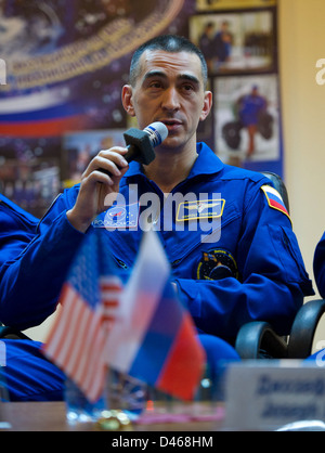Die 29 Besatzungsmitglieder der Expedition, darunter Anatoly Ivanishin und Carla Cioffi, nehmen an einer Pressekonferenz in Baikonur, Kasachstan, Teil, bevor sie zur Internationalen Raumstation reisen. Stockfoto