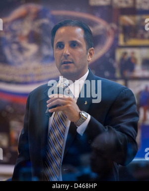 Die Staatskommission genehmigt den Start der Expedition 29-Besatzungsmitglieder auf dem Kosmodrom Baikonur in Kasachstan. Die Besatzung, einschließlich Kosmonauten und NASA-Astronauten, ist auf ihre Mission zur Internationalen Raumstation vorbereitet. Stockfoto