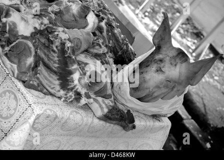 Fleisch-Stall am offenen Markt, Almaty, Kasachstan Stockfoto