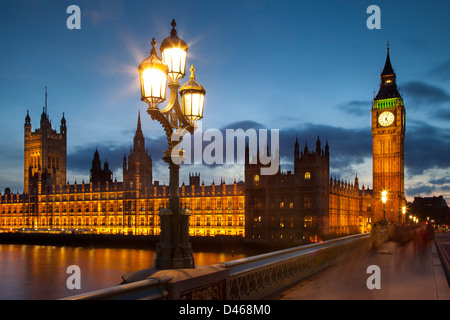 Big Ben und den Houses of Parliament aus Westminster Bridge, London, England, UK Stockfoto