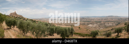 Craco Basilikata Italien Panoramasicht auf die mittelalterlichen Hügel Geisterstadt Craco und Landschaft normannischen Turm. Stockfoto