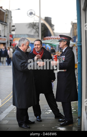 Wales-Ratsmitglied für Bridgend Carwyn Jones (links) Chats zu einer Rettung-Armee freiwillig bei der Werbetätigkeit in Süd-Wales Stockfoto