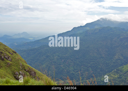 MALERISCHE AUSSICHT ÜBER SRI LANKA VON DER SPITZE DES LITTLE ADAMS PEAK IN DER NÄHE VON ELLA Stockfoto