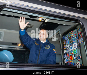 Die 29 Besatzungsmitglieder der Expedition, darunter Anton Schkaplerow und Victor Zelentsow, bereiten sich auf den Start auf dem Kosmodrom Baikonur vor. Die Besatzung ist für eine Mission an Bord der Internationalen Raumstation in Zusammenarbeit mit der NASA und Roscosmos vorbereitet. Stockfoto