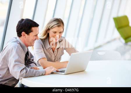 Geschäftsleute haben treffen um Tabelle im modernen Büro Stockfoto
