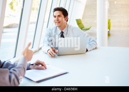 Zwei Geschäftsleute mit Tisch-Meeting im modernen Büro Stockfoto