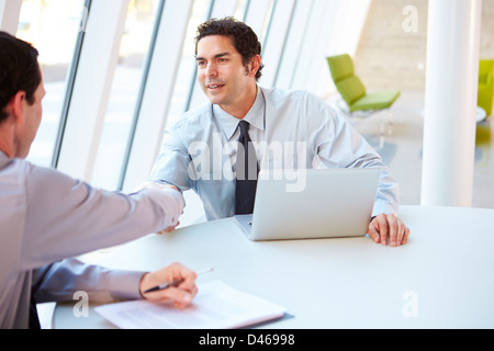 Zwei Geschäftsleute mit Tisch-Meeting im modernen Büro Stockfoto