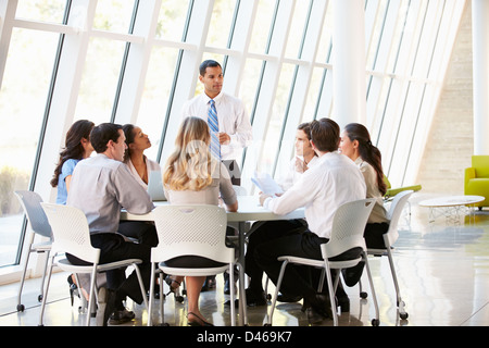 Geschäftsleute mit Vorstandssitzung In modernen Büro Stockfoto