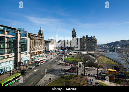 Princes Street in Richtung Balmoral Hotel vom Scott Monument in Edinburgh anzeigen Stockfoto