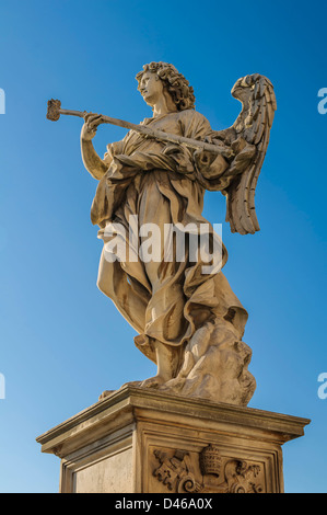 Berninis Engel mit dem Schwamm mit Essig gegen blauen Himmel gefüllt Stockfoto