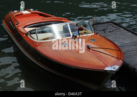 Riva Aquarama cassic Motorboot, Comer See, Italien, Juni 2009. Atemberaubende Riva klassisches Motorboot an seinen Liegeplatz am Comer See, Italien. Stockfoto