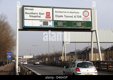 Eine obenliegende Straße Zeichen auf A739, Glasgow, Schottland, Großbritannien Stockfoto