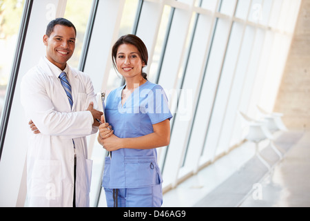 Porträt des medizinischen Personals im Korridor der modernen Krankenhaus Stockfoto