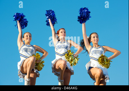 Kaukasische Cheerleader posieren zusammen Stockfoto