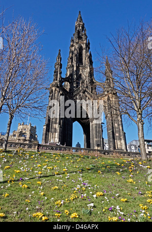 Blick auf das Sir Walter Scott Monument in Princes Street Gardens Edinburgh mit Vorfrühlingsblüher Stockfoto