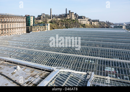 Das neue Dach auf Waverley Bahnhof Ost im schottischen Edinburgh mit Calton Hill hinter. Stockfoto