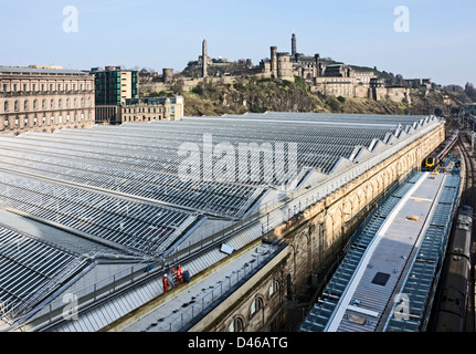 Das neue Dach auf Waverley Bahnhof Ost im schottischen Edinburgh mit Calton Hill hinter. Stockfoto