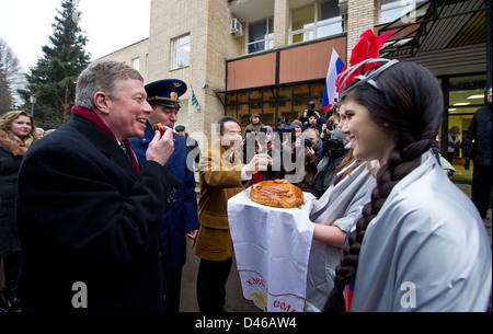 Nach Abschluss ihrer Mission an Bord der Internationalen Raumstation kehren die Mitglieder der Expedition 29, darunter Mike Fossum und Satoshi Furukawa, zur Erde zurück. Sie landen in Star City, Russland, und markieren damit das Ende ihrer Mission, die verschiedene wissenschaftliche Experimente und internationale Zusammenarbeit beinhaltete. Stockfoto