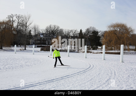 Eine Frau, Skifahren auf einem zugefrorenen See in Minneapolis. Stockfoto