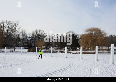 Eine Frau, Skifahren auf einem zugefrorenen See in Minneapolis. Stockfoto