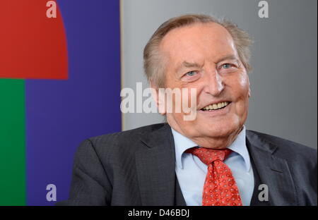 Ehemalige CDU-Politiker und Präsident des deutschen Fußball-Bundes (DFB), Gerhard Mayer-Vorfelder, sitzt in seinem Büro in Stuttgart, Berlin, 27. Februar 2013. Mayer-Vorfelder feiert seinen 80. Geburtstag am 3. März 2013. Foto: Bernd Weissbrod Stockfoto