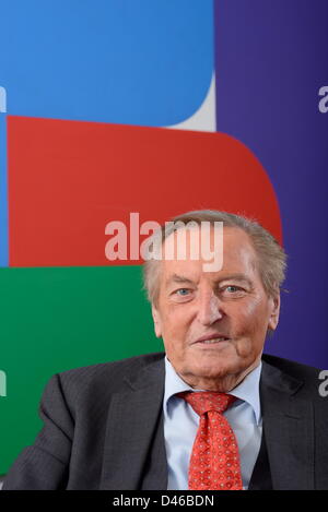 Ehemalige CDU-Politiker und Präsident des deutschen Fußball-Bundes (DFB), Gerhard Mayer-Vorfelder, sitzt in seinem Büro in Stuttgart, Berlin, 27. Februar 2013. Mayer-Vorfelder feiert seinen 80. Geburtstag am 3. März 2013. Foto: Bernd Weissbrod Stockfoto