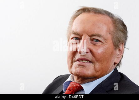 Ehemalige CDU-Politiker und Präsident des deutschen Fußball-Bundes (DFB), Gerhard Mayer-Vorfelder, sitzt in seinem Büro in Stuttgart, Berlin, 27. Februar 2013. Mayer-Vorfelder feiert seinen 80. Geburtstag am 3. März 2013. Foto: Bernd Weissbrod Stockfoto