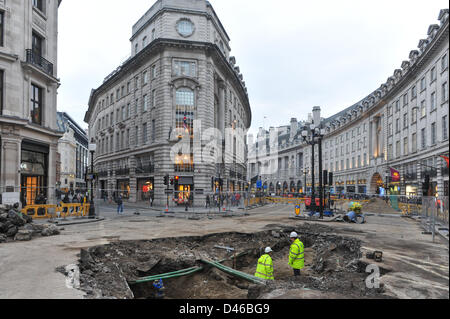 Regent Street, London, UK. 6. März 2013. Ein großer Teil der Straße ausgesetzt ist, wie Arbeiter der Wasserleitung zu reparieren, die vor drei Tagen am 3. März platzen. Arbeiter sind noch Reparatur der gebrochenen Wasserleitung in der Regent Street an der Kreuzung mit der Vigo Street. Regent Street ist zwischen Conduit Street und der Piccadilly Circus noch geschlossen. Bildnachweis: Matthew Chattle / Alamy Live News Stockfoto