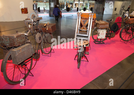 Sammlung von alten Fahrrädern aus Arbeit und Handel Stockfoto