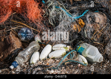 Müll und Schutt angeschwemmt durch Gezeiten, Stert, Somerset, Großbritannien Stockfoto