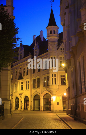 Straße am Abend in der Altstadt von Riga, Lettland Stockfoto