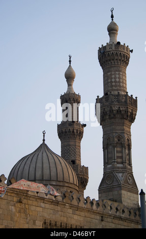 Berühmte alte Al Azhar-Moschee von Khan El Khalili Markt, Cairo. Erbaut ca. 972. Stockfoto