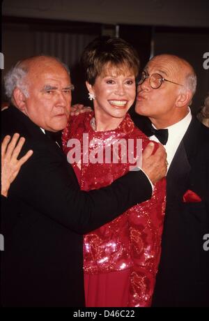 ED ASNER mit Mary Tyler mehr und Gavin Macleod 1990.a5922. Geliefert von Fotos, inc. (Kredit-Bild: © von Globe Fotos, Inc/Globe Photos/ZUMAPRESS.com geliefert) Stockfoto