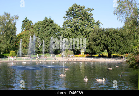 Jephson Gärten See und Brunnen Leamington Spa Warwickshire England UK Stockfoto