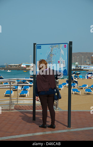 Menschen auf der Suche auf Karte Canteras Strand Santa Catalina Viertel Las Palmas Stadt Gran Canaria Insel der Kanarischen Inseln-Spanien-Europa Stockfoto