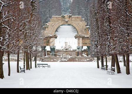 Wien - Januar 15: Ruinen in den Gärten von Schloss Schönbrunn im Winter. Stockfoto