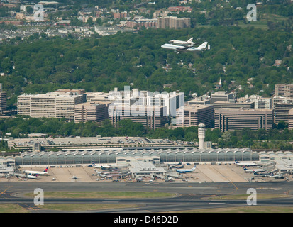 Die Space Shuttle Discovery, an Bord der Shuttle Carrier, führte einen Überflug über dem Ronald Reagan Washington National Airport durch, als Teil des Abschieds der NASA vom Space Shuttle-Programm. Stockfoto