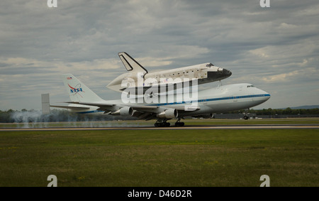 Die Space Shuttle Discovery landete am 17. April 2012 auf dem Washington Dulles International Airport an Bord des Shuttle Carrier. Stockfoto