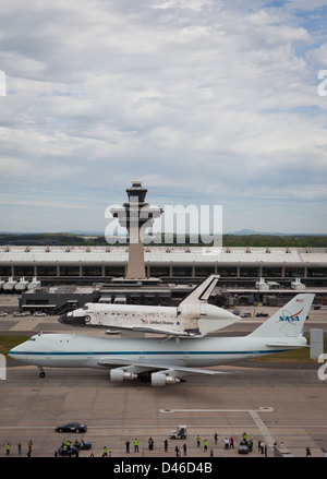 Die Space Shuttle Discovery landete am 17. April 2012 auf dem Washington Dulles International Airport, Virginia, mit dem Flugzeug des 747 Shuttle Carrier. Diese Veranstaltung markiert den Abschluss der Karriere der Discovery im Shuttle-Programm der NASA. Stockfoto