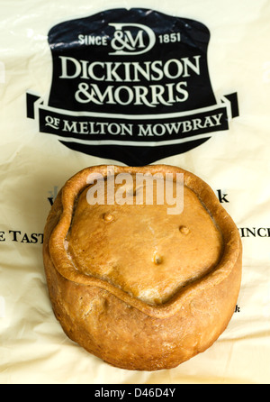 Riese (fast 1kg) echte Melton Mowbray Pork Pie von Ye Olde Pie Shoppe (Dickinson und Morris), Melton Mowbray, Großbritannien Stockfoto